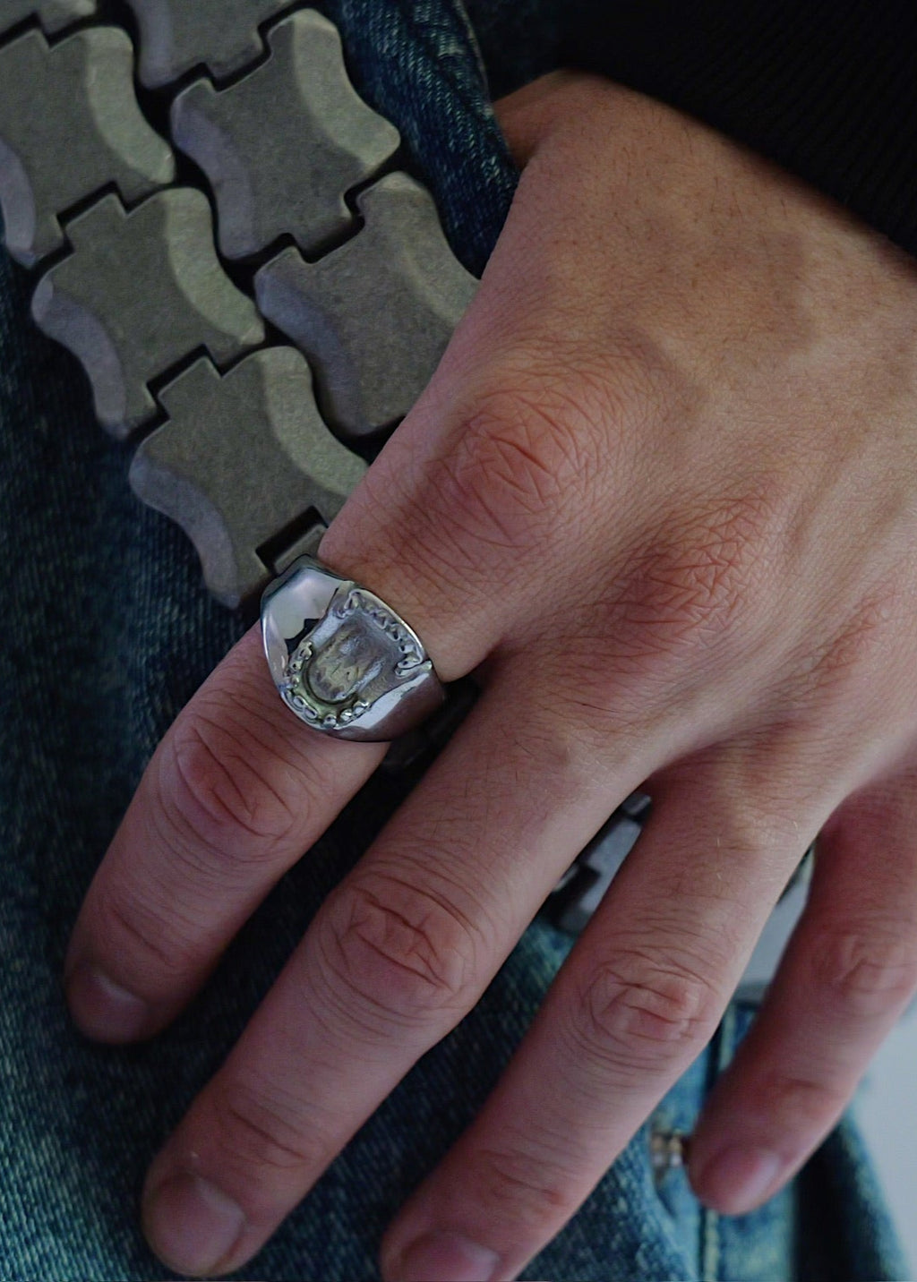 Fang ring